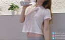 Emmi Evans: Ze giete water over haar t-shirt en legging