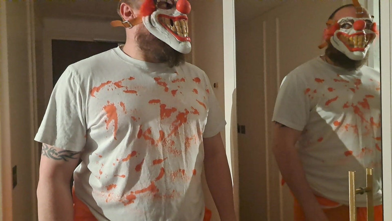 Yourfavecumslut: Meando el payaso hace pis en puta sumisa