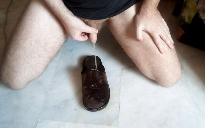 Sex hub male: John chčije po celém pantoflíčku