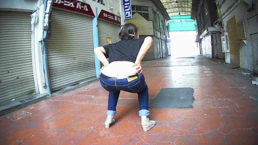 Japan Walking with Her Ass Out Outdoors (Mayumi Kanzaki)