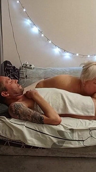 Sąsiad robi głębokie obciąganie i połyka spermę