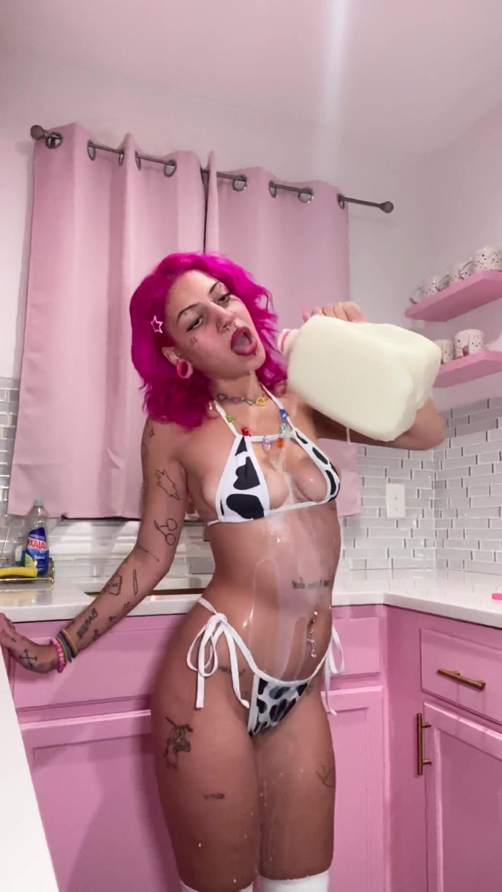Nali Marie: Bimbo เทนม, นมเด้ง, หน้า ahegaho, ตีตูด, สโลว์ช (ชุดบิกินี่วัว)