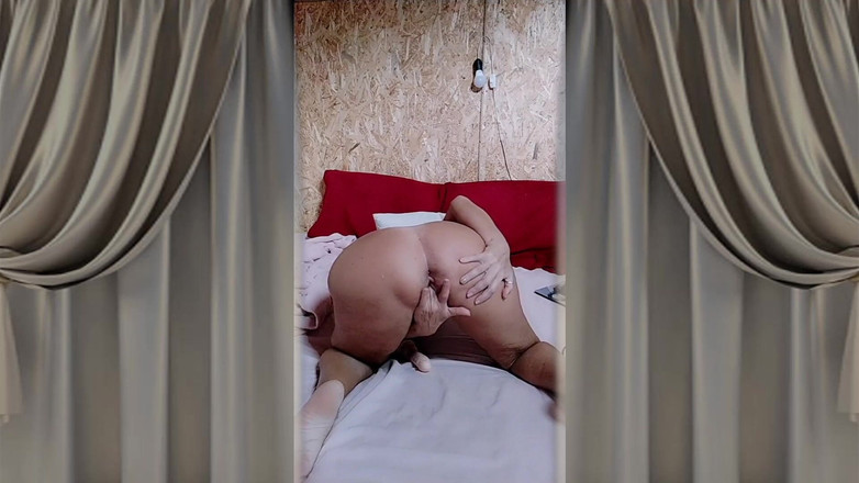 Lukerya: Casalinga sexy Lukerya su un grande letto