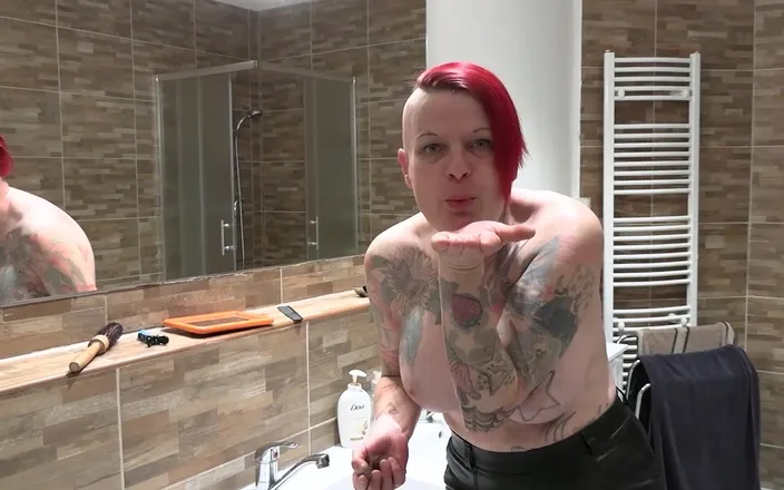 HornyMilfEva: Nude Self Shaving Haircut Special