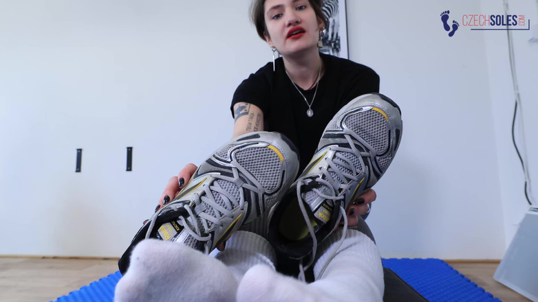 Czech Soles - foot fetish content: Biała bogini skarpetek na siłowni