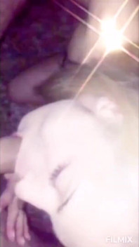 Glitter melakukan blowjob