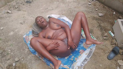 Creamyshuga: Вона пішла на ферму зі своїм чоловіком, і він не міг контролювати свої емоції, він відвів її в один кут і швидко потрахав