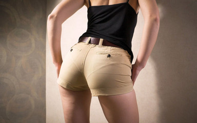 Teasecombo 4K: Teen amatérka v těsných šortkách škádlí svou viditelnou linku kalhotek