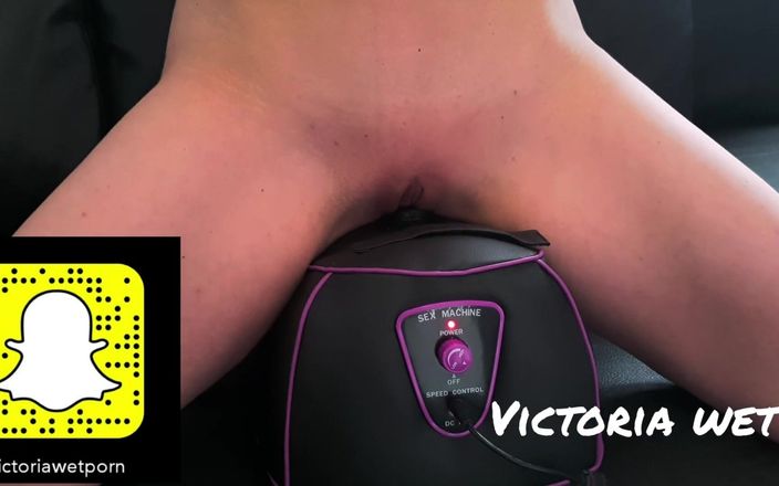 Victoria wet: 큰 소리로 신음하는 승마 기계 섹스