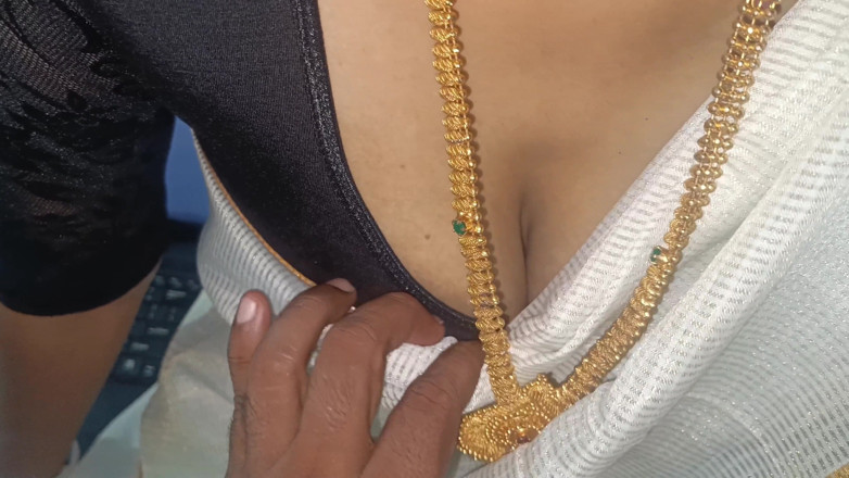 Inba: Romance de oficina de mujeres casadas con malayoala sari