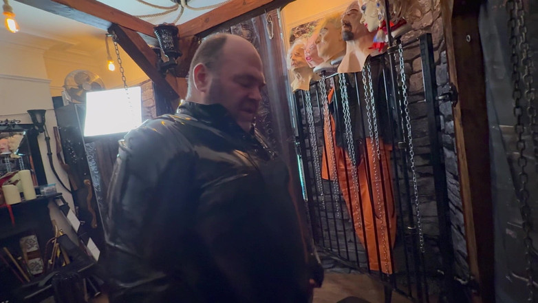 Aaexperiencesltd: Частина 2:- Ведмідь Ланіста, Доміна Сатана вперше приймає повію, яка любить сперму, у підземеллі!