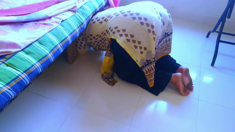 Aria Mia: Šéf šuká služku uvězněnou pod postelí