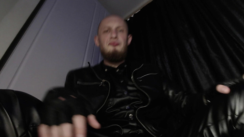 Hunky time: All-leather Alpha - Domina E Humilha Com Spit and Shoe