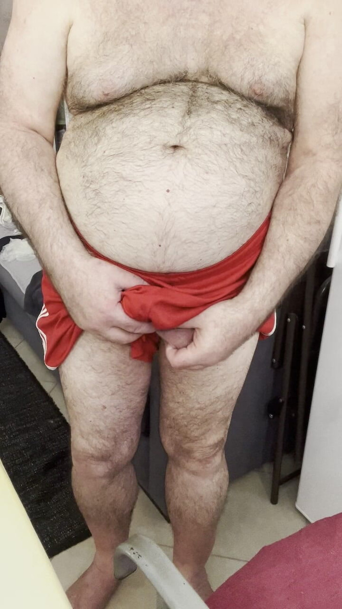 Coach Karl dude lodge: Coach Karls ballen glijden per ongeluk uit zijn sportbroek, terwijl...