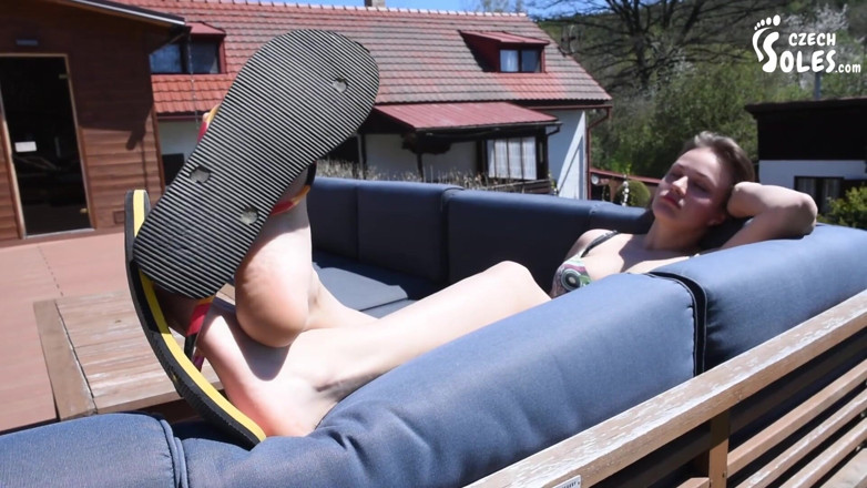 Czech Soles - foot fetish content: Flip flops och långa tår kopplar av på terrassen