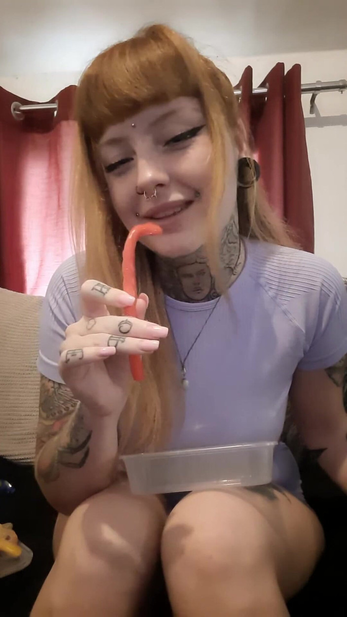 Yourfavecumslut: Bohyně žvýkala a vyplivla sladké pochoutky