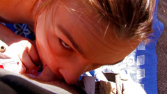 Fun Pictures: Cewek itu nyepong kontol pria asing