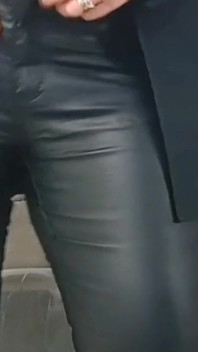 Mamma matura si accarezza in pantaloni di pelle