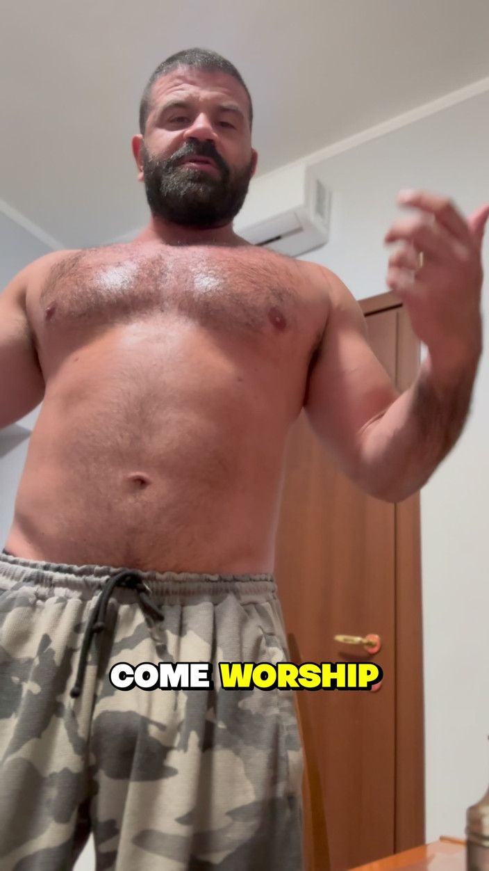 Massive daddy xxx: Büyük üvey baba mastürbasyon yapmadan ve boşalmadan önce ayaklarına, göğsüne ve götüne...