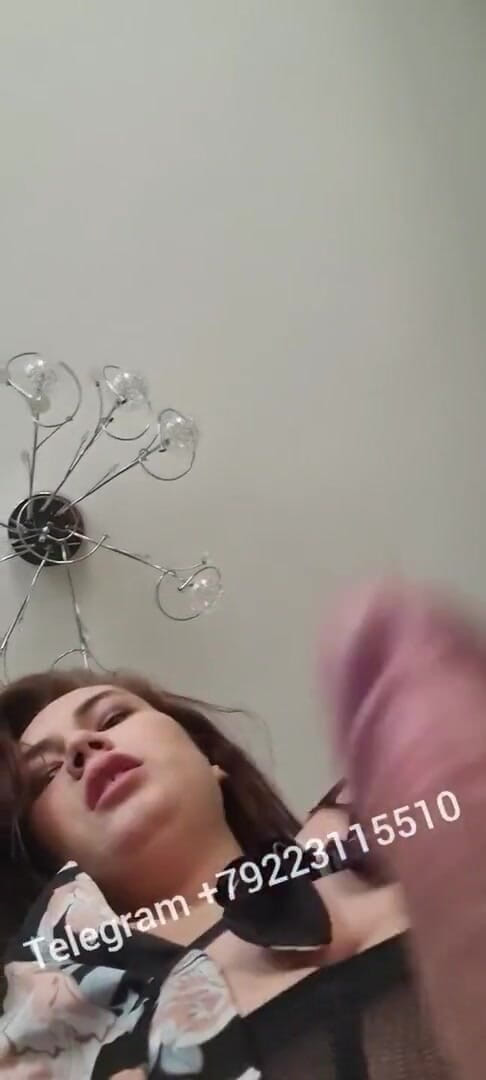 Rublevskaya: O doamnă rusoaică sexy își arată pula