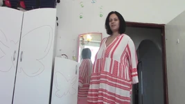 Alışverişe gitmeden önce orta yaşlı seksi kadın