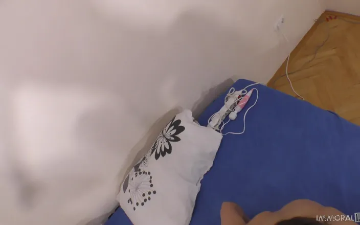 Immoral Live: Sarah si pendatang baru yang lagi sange berat memerah susunya 3...