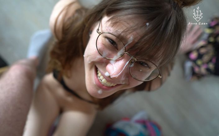 Anne-Eden: Corrida en gafas después de buen sexo perrito
