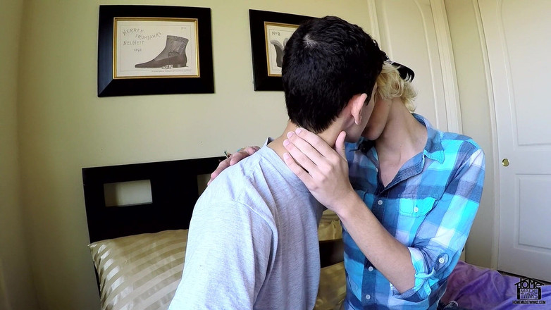 Homemade Twinks: Bareback Boner Buddies Home Movie!