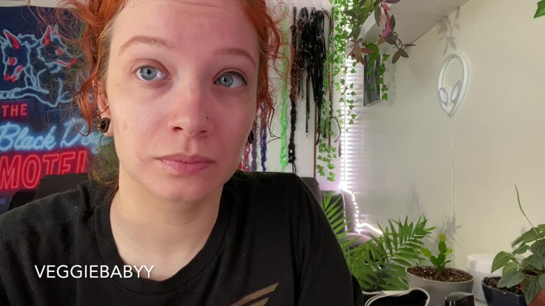 Veggiebabyy: Müdes mädchen gläst, während sie sich fertig macht
