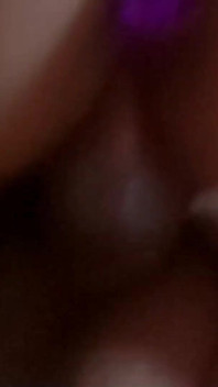 Domácí amatérská manželka s obrovským zadkem si užívá dvojitou penetraci s análním kolíkem Karina a Lucas