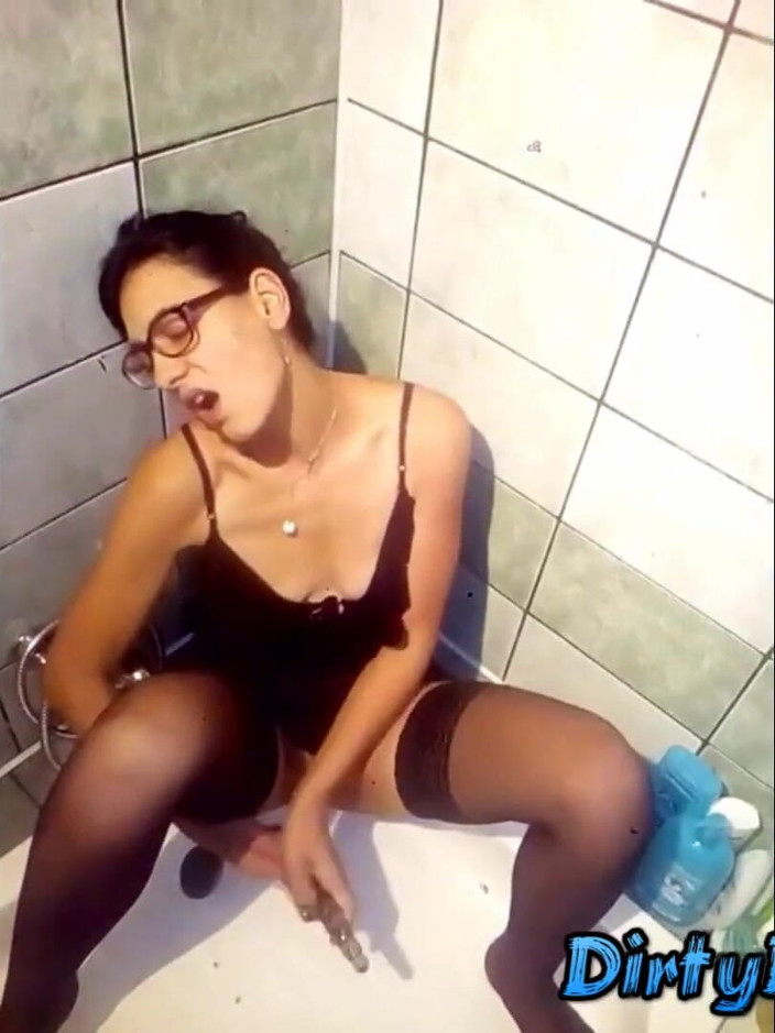 Dirty Brunette: Melancap kasar di bilik mandi