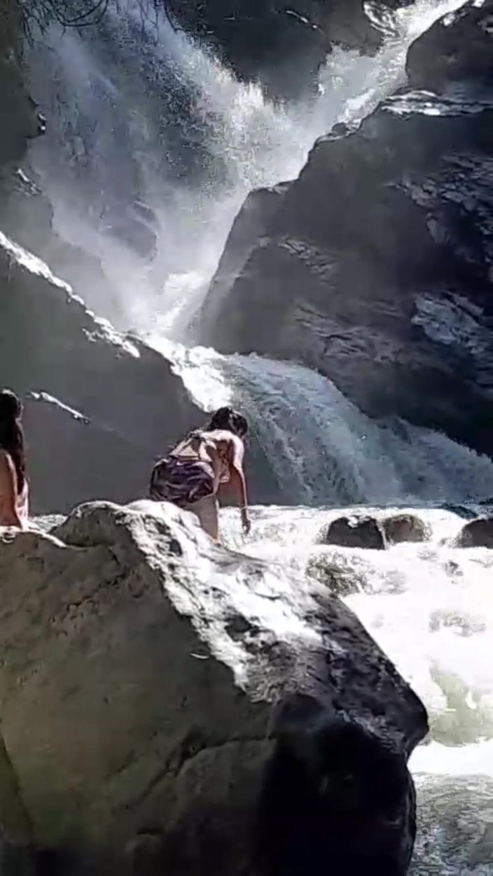 Leona AndJazzlin: Cuplu sexy cu masturbare goală curvă tare