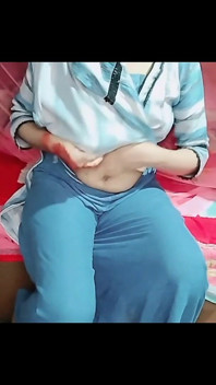 Chị kế bạn đang làm gì trong phòng của tôi? Họ sẽ nghe chúng tôi!