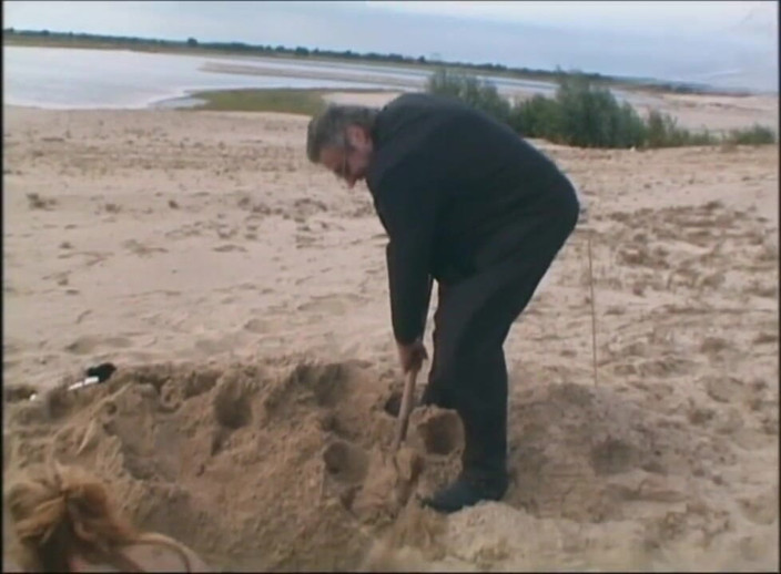 Absolute BDSM films - The original: Dominação ao ar livre na praia