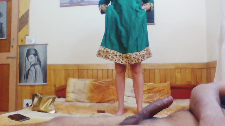 Bolly Karma: Hermosa milf de cuerpo desnudo muestra arte de mamada