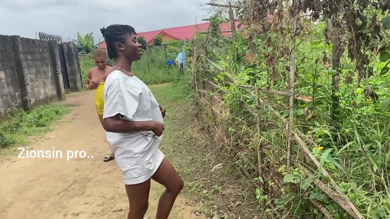 Zion: いたずら好きなアフリカのティーン、昼間に尻を見せる