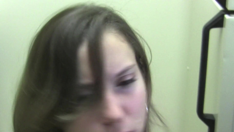 Real Amateur Sluts: Služka Lexi Luv poskytuje čištění obličeje!
