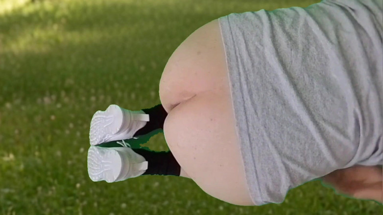 Kitty_Cross: 888 Femboy bianco su erba verde culetto morbido corpo delizioso...