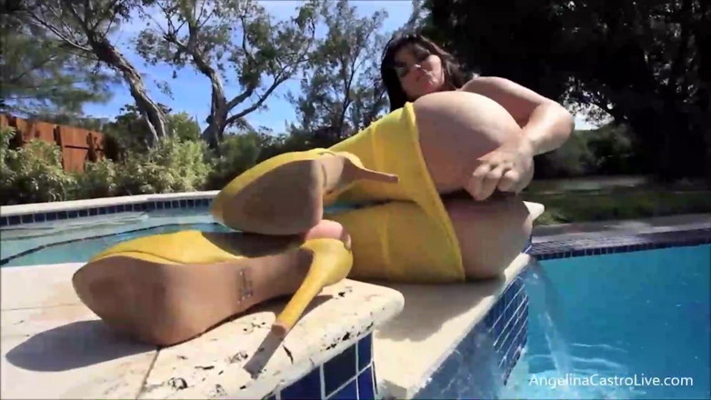 Angelina Castro: Angelina Castro pool ke kinaare hot aur kaamuk hai !!