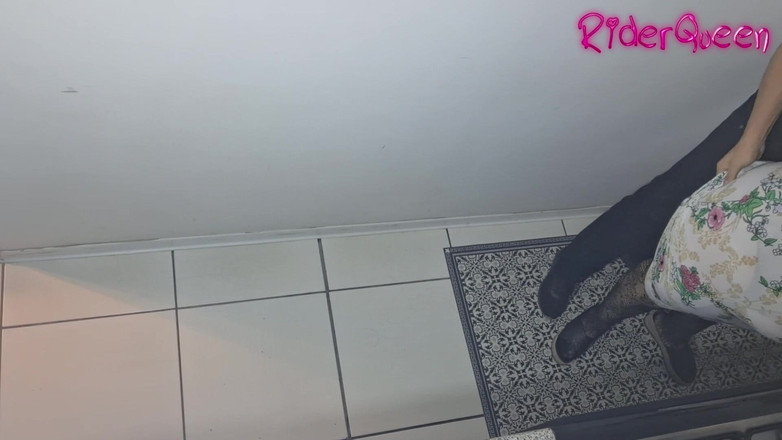 Riderqueen: Мачуха трахає пасинка на кухні - відео для шанувальників товстушки