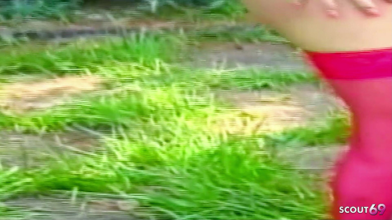 Shemale TS Collection: Blond tranny knullas i hemlighet i skogen i sitt tajta...