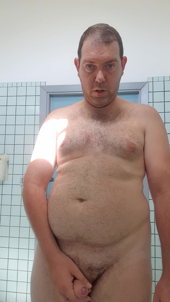 Mirko2589: Naakte jongen in openbaar toilet