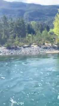 Berkongkek di sebelah sungai dengan seorang gadis yang baru saya temui - El Bolson, Argentina