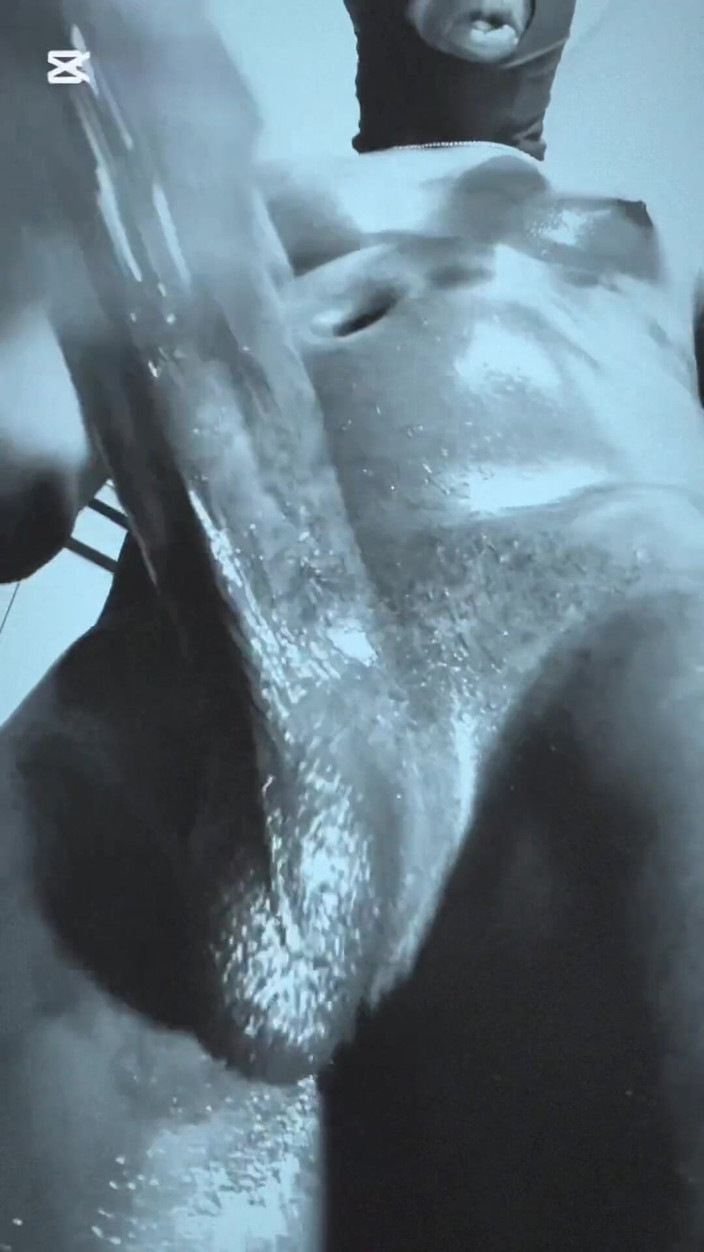 Bbc-godaddy: 第1部分 大黑屌主育种者粗暴地抚摸和敲打他的大鸡巴直到他干