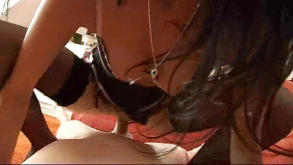 Doris Distel: 饥渴的黑发女郎在第一人称视角中被肛交