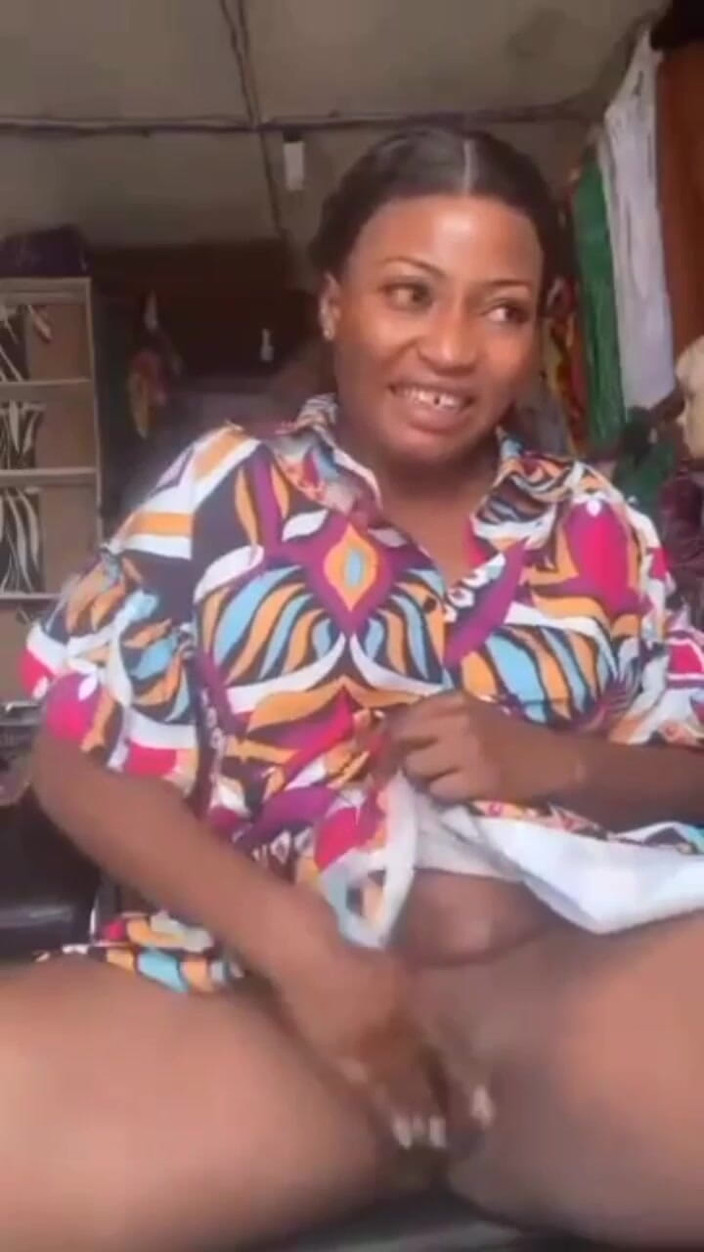 Me and my new slut: Ibu-ibu sange lagi asik masturbasi memek tebalnya di toko rumah...