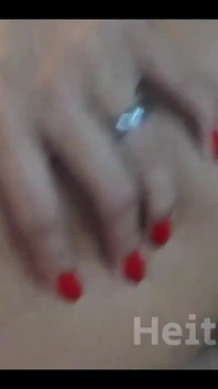 Sletterige milf vroeg haar man om nog een lul in haar poesje