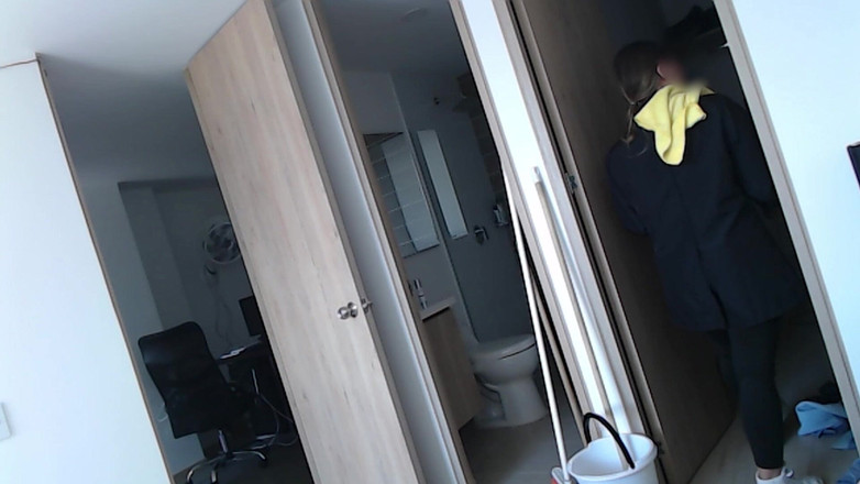 Time traveler: 年轻的女仆把她紧致的阴户交给她的老板