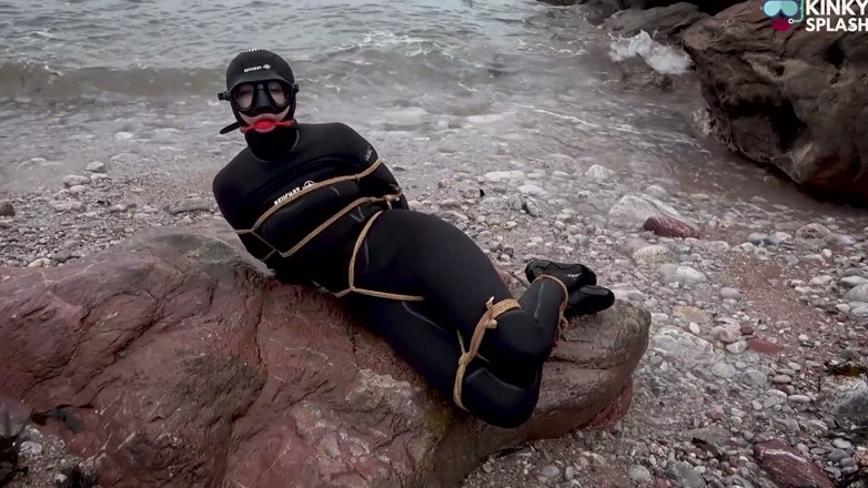 UKCuteGirl Lucy Lauren: Merayu untuk diikat dalam beuchat 8mm - awek wetsuit bergelut di Jalan...