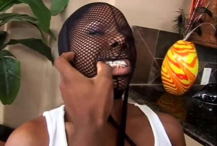 Black Sinner: Tesuda negra gata recebe analy fodida